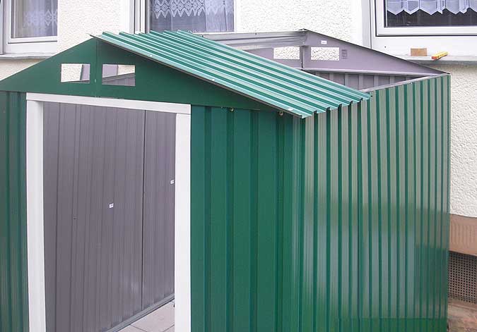 Metallgerätehaus Dachaufbau