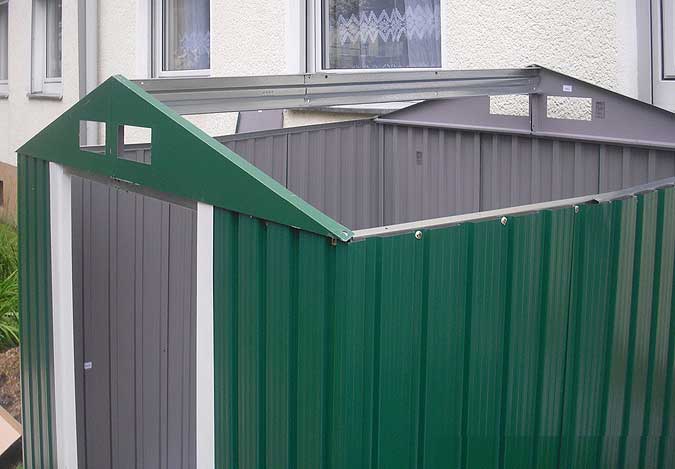 Metallgerätehaus Dachaufbau