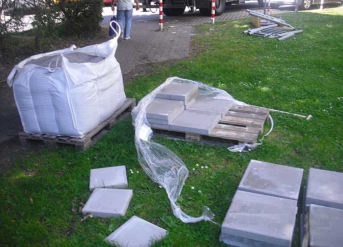 Metallgerätehaus entsteht: angelieferte Materialien