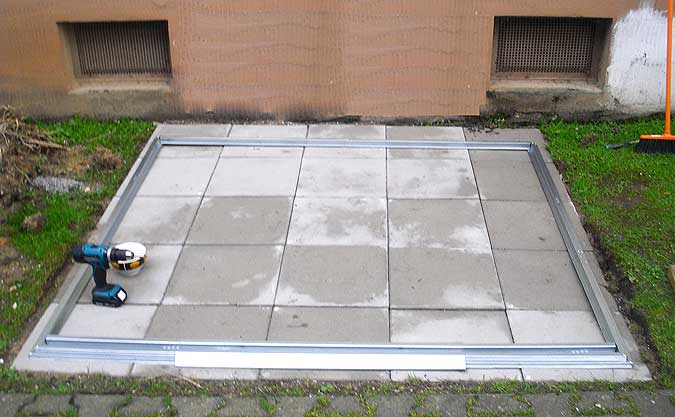 Metallgerätehaus Plattenboden