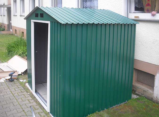 Metallgerätehaus fast fertig