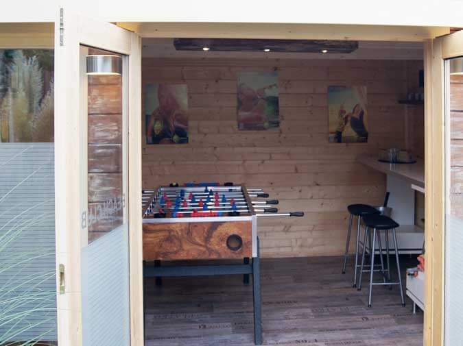 Kicker im Gartenhaus