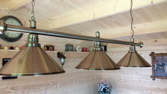 Lampen über dem Billardtisch