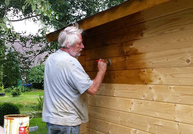 Gartenhaus-Farbbehandlung