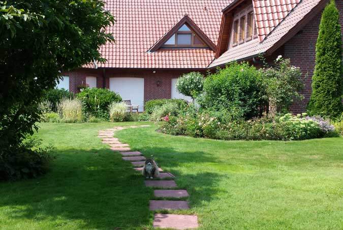 Gartenweg zum Haus