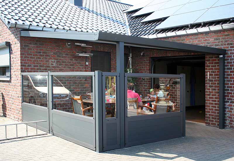 Terrasse mit Seitenwänden