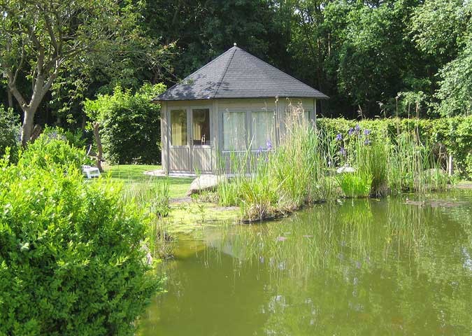 Ein Gartenpavillon sieht nicht nur wunderschön aus, sondern kann gleichzeitig auch das neue Zuhause für Ihre Laufenten werden.