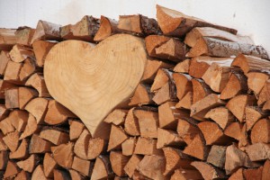 Wer Lust hat, kann Brennholz auch dekorativ anrichten und lagern.