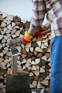 Wer fit ist, kann Brennholz auch mit der Axt spalten.