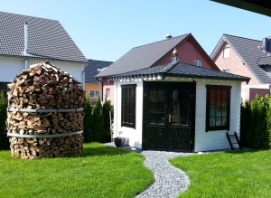 Feuerholz kann man auch zur Holzmiete stapeln und lagern.