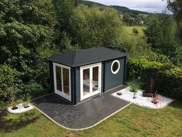 Saunahaus mit Steingarten im fernöstlichen Stil.