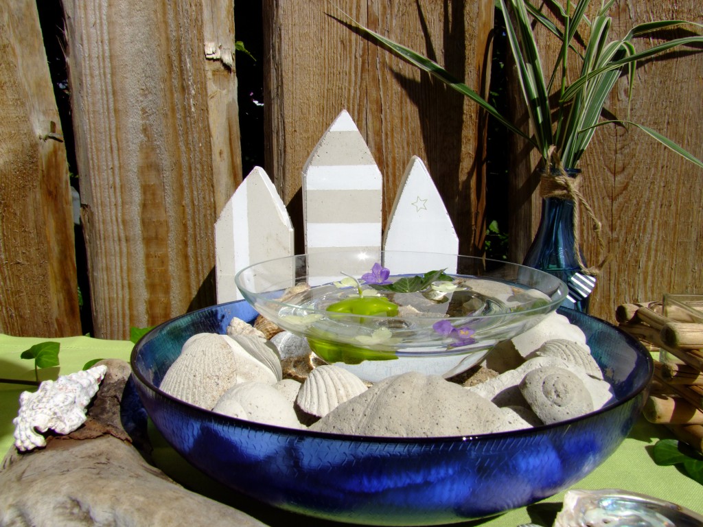 Dekoschale im Garten mit Beton-Muscheln