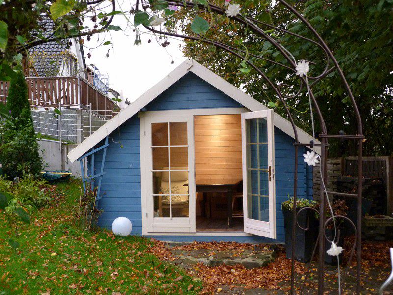 Aus dem Gartenhaus heraus das bunte Laub betrachten – gemütlicher geht es nicht.