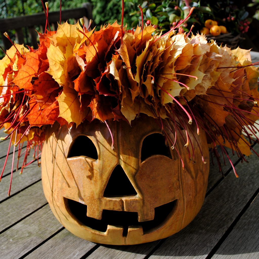 getöpferter Kürbis mit Herbstlaub
