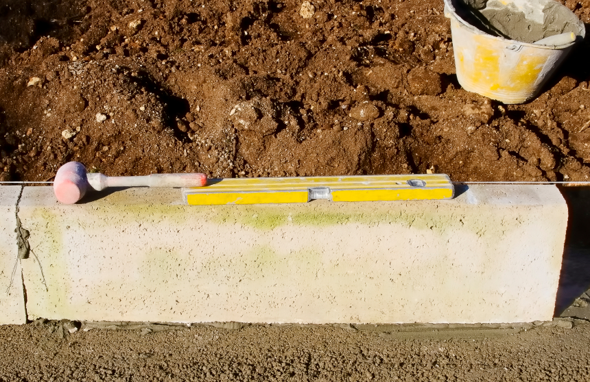 Mit einer Wasserwaage können Sie feststellen, ob die Randsteine gerade eingesetzt wurden.