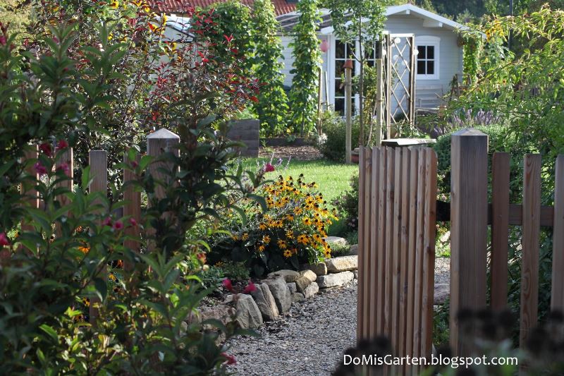 Blick durch das Gartentor