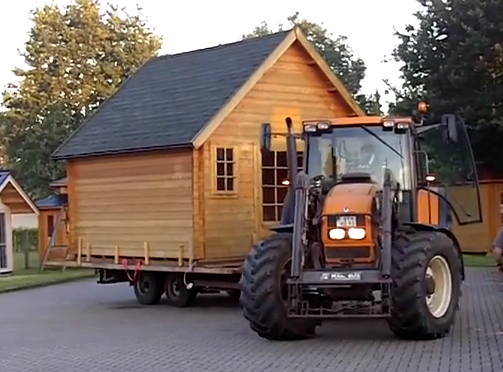 Der Transport mit einem Anhänger erfordert ein starkes Zugfahrzeug und ist nicht für Schnellstraßen geeignet.