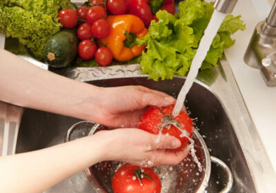 In 3 einfachen Schritten zur Garten Selbstversorgung: Das kann jeder nachmachen! Gemüse wird in der Spüle gewaschen