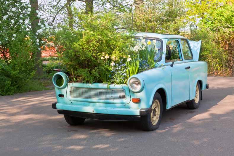 Blauer Trabbi mit Blumen