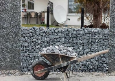 Gabionen Fundament: Anleitung, Pflege und Tipps Schubkarre vor Gabionen