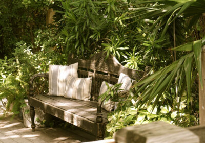 Gartenbank selber bauen: Anleitung, Ideen & Tipps Gartenbank mit Kissen und Pflanzen