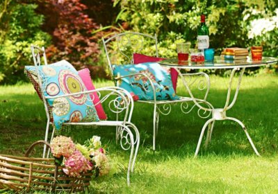 Garten Sitzecke gestalten: Kreative Ideen für Ihren Sitzplatz im Grünen Gartenstühle mit Gartentisch auf Rasen