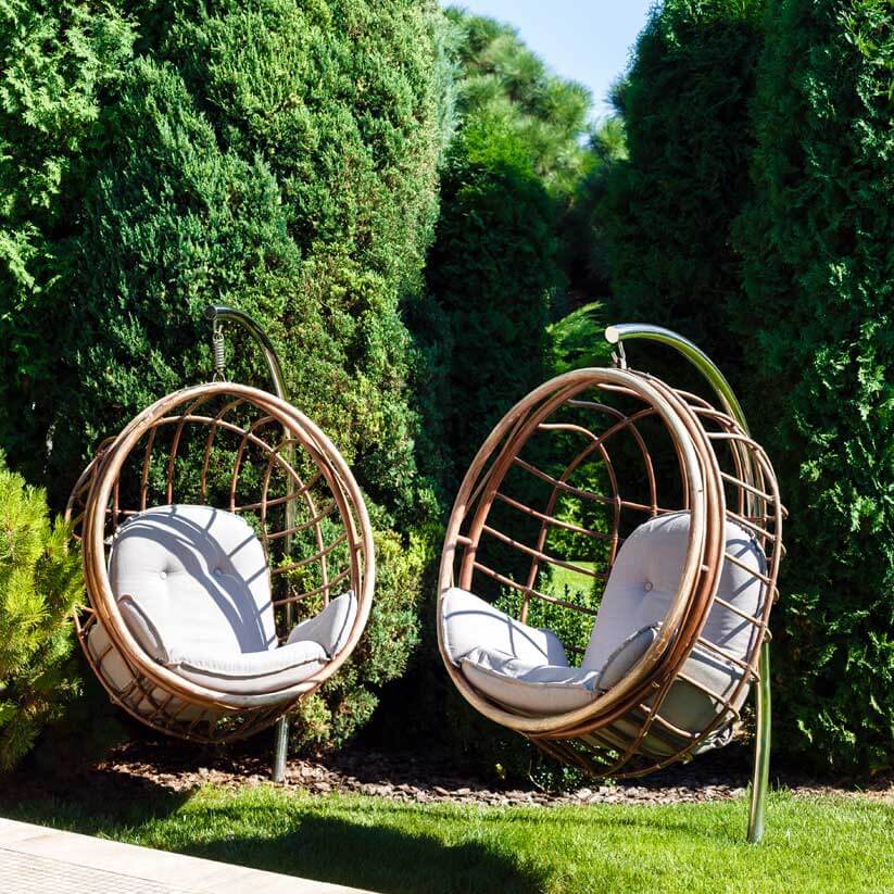 Gartenstühle unter blühendem Baum