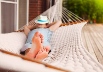 Hängematte selber bauen: 10 Tipps & Tricks zum Selbermachen Mann schläft in Hängematte