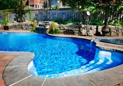 Swimmingpool mit Sichtschutzzaun