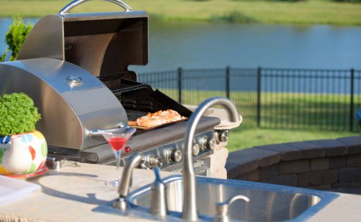 Gasgrill kaufen: Tipps und Tricks, die beim Kauf beachten werden sollten Außenküche Lachs auf Gasgrill