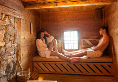 Biosauna und Caldarium: So geht sanft saunieren Sauna Frau Mann auf Bank