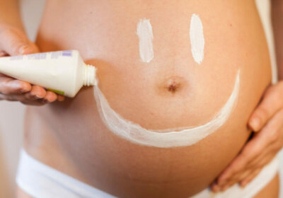 Infrarotkabine & Schwangerschaft: Das gilt es zu beachten! Schwangerschaftsbauch Smiley