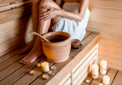 Sauna oder Dampfbad? Die wichtigsten Gemeinsamkeiten und Unterschiede auf einen Blick Frau Kerzen Sauna gesund