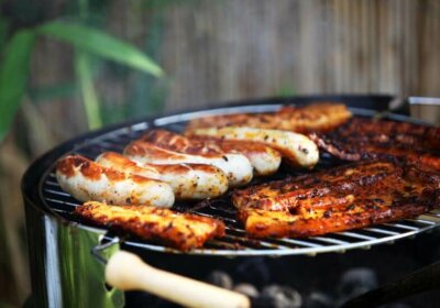 Grill oder Smoker: Vor- und Nachteile der Grillgeräte im Vergleich Wurst Fleisch auf Grill