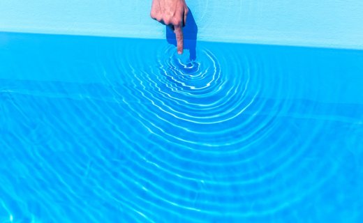 Pool chloren: Anleitung zum richtigen Chloren Finger Wasser Pool