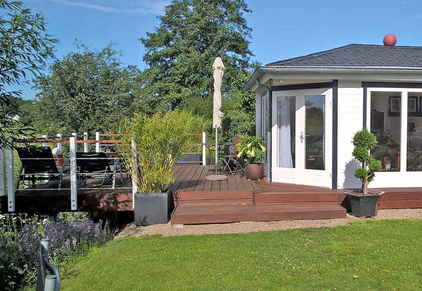 Terrasse rund ums Gartenhaus