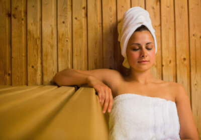 Sauna Tipps: Die 25 besten Tipps für Sauna-Anfänger, Fortgeschrittene und Profis Frau in Sauna