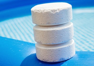 Ist Chlor schädlich für Haut, Haare, Pflanzen und Hunde? Pool chloren Tabletten