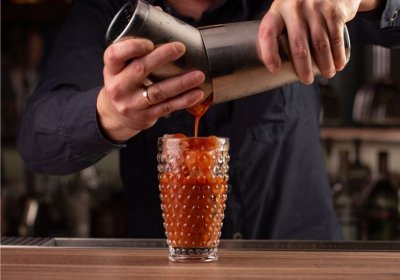 Bar selber bauen: In 6 einfachen Schritten zur eigenen Bar! Barkeeper in selbstgebauter Bar