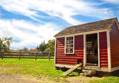 Hühnerstall bauen: Tipps zum Bau und alles zu Kosten, Größe etc. Hühnerstall in rot