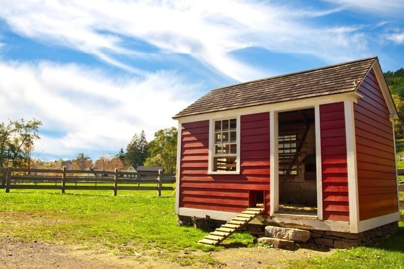 Hühnerstall bauen: Tipps zum Bau und alles zu Kosten, Größe etc. Hühnerstall in rot