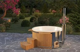 Hottub auf Steinen mit Stufen