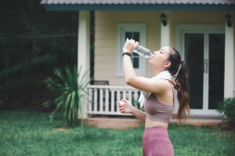 Frau beim Joggen mit Wasser