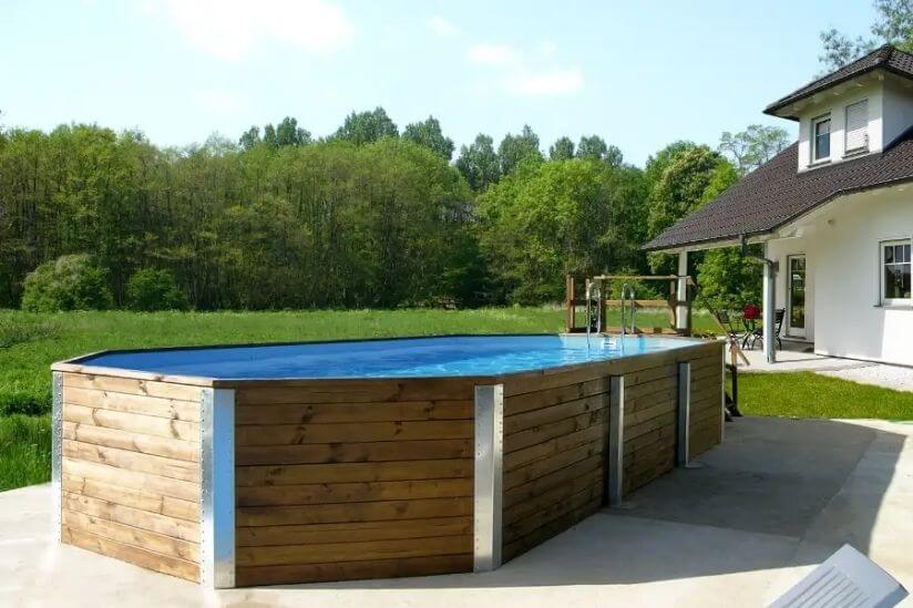 Am Pool entspannen und schwimmen