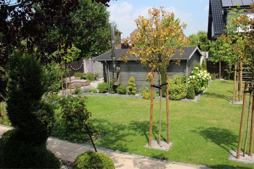 Terrasse neben dem Gartenhaus Göteburg mit Aussicht auf den Garten