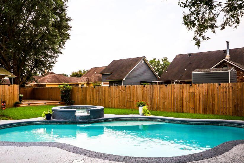 Pool mit Sichtschutz aus Holz