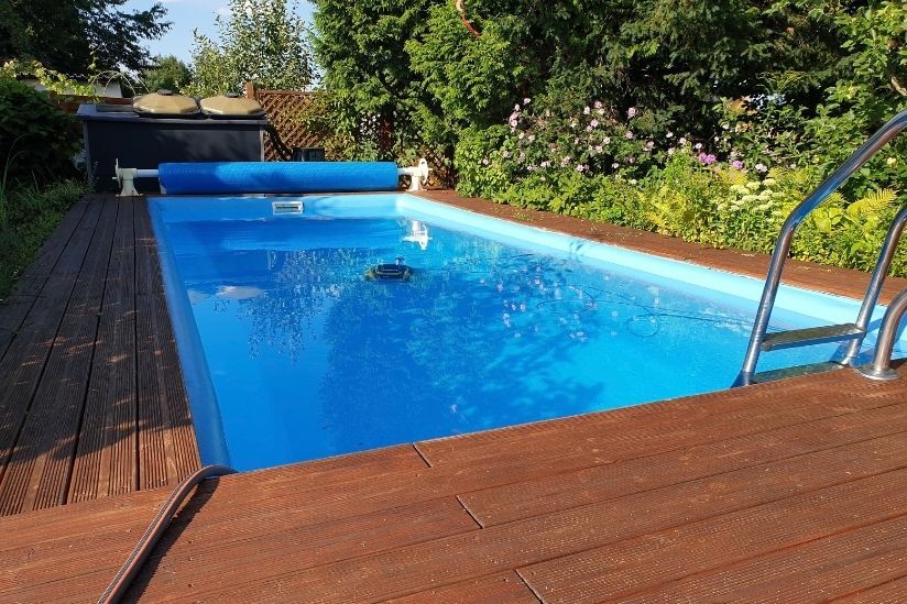 Pool mit Holz Umrandung