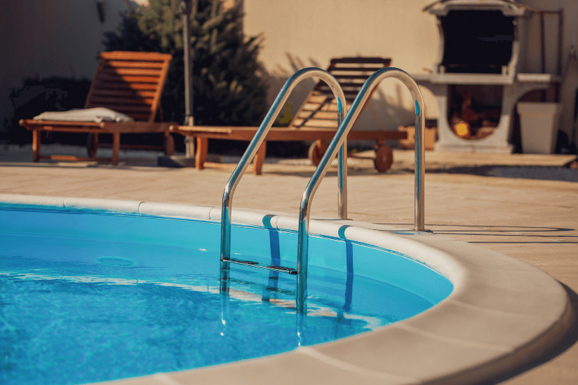 Pool mit türkisem Wasser und Leiter