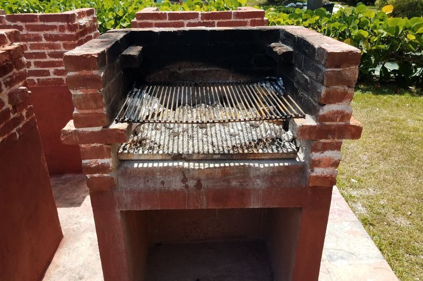 Grill aus rotem Backstein