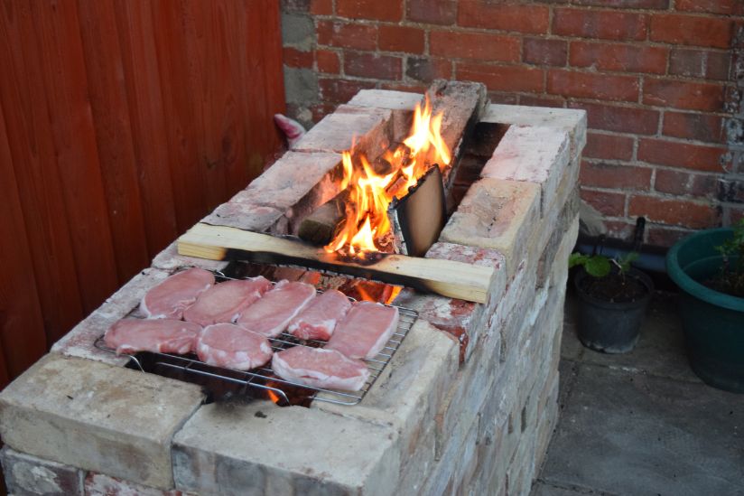 Grubengrill aus alten Ziegelsteinen selber bauen